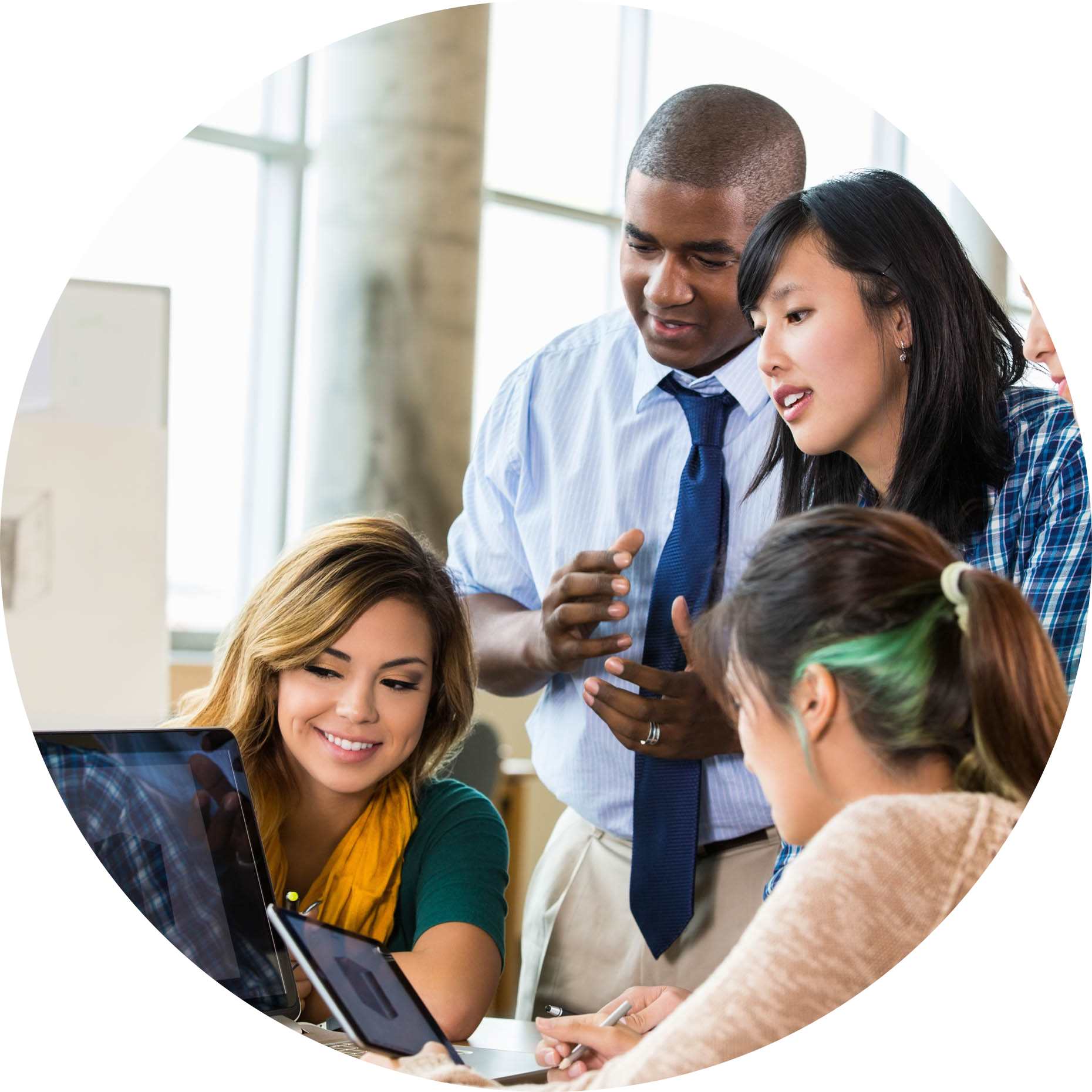 AdvisorsTeachers-013-Graphic-design-team-brainstorming-ideas-in-modern-office-circle.png